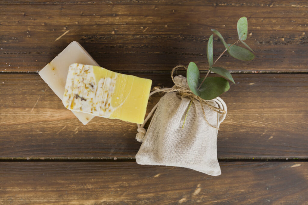 Sachê perfumado DIY feito com ervas naturais para decoração